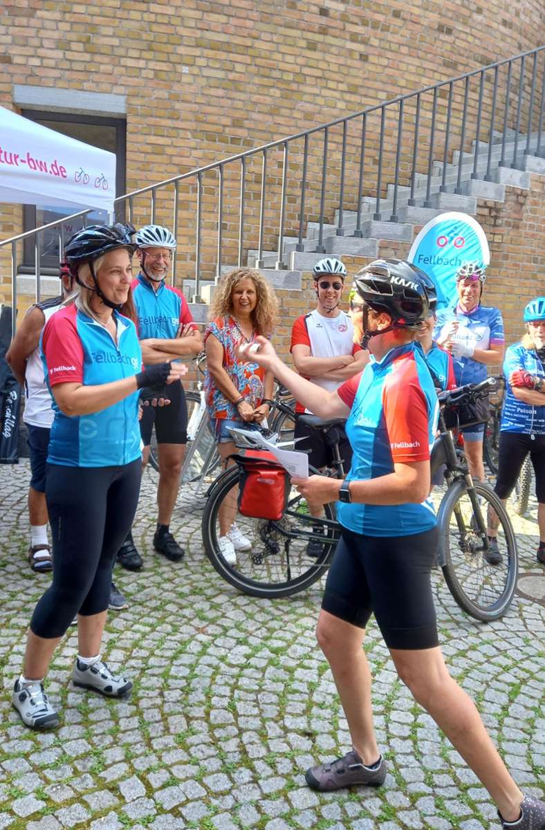 Vor drei Wochen hat Carmen Brauer (links) symbolisch im Fellbacher Rathausinnenhof ihren Autoschlüssel an Bürgermeisterin Beatrice Soltys übergeben. Als Stadtradeln-Star verzichtet sie drei Wochen aufs Autofahren und organisiert den Alltag mit dem Rad.