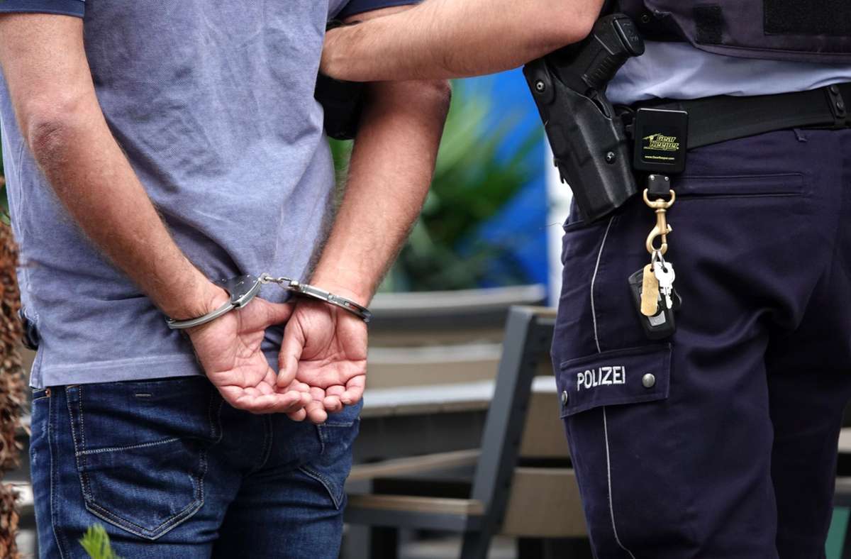 Polizeieinsatz in Reutlingen: Bombenbastler und Drogenhändler festgenommen