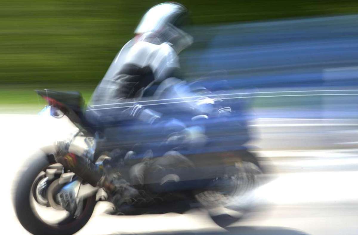 Unfall in Esslingen: Autofahrer wird von Sonne geblendet und übersieht Motorrad