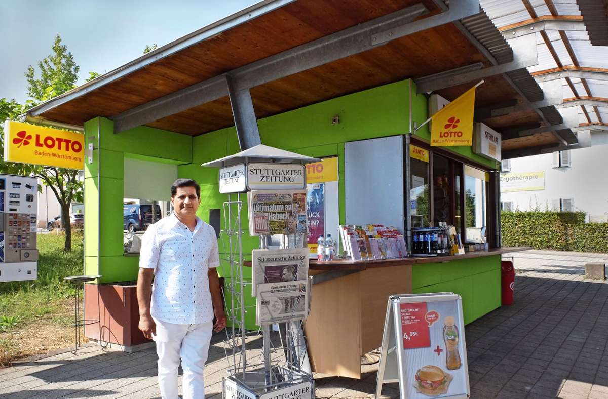 Tahir Malik bietet an seinem Kiosk mehr als Zeitungen und Lottoscheine an.