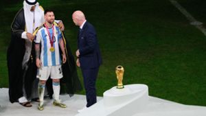 Der Emir verkleidet Messi – Irritationen über arabisches Gewand