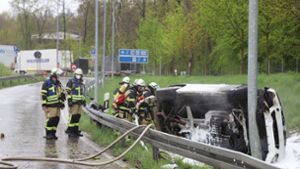 Auto überschlägt sich und fängt Feuer – Fahrer schwer verletzt