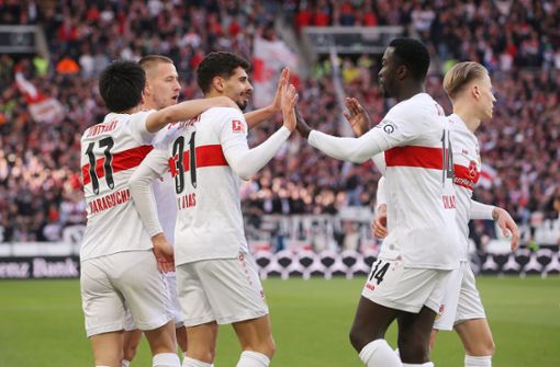 Gut gemacht: Die VfB-Profis freuen sich über den Heimsieg gegen den 1. FC Köln. Foto: Baumann