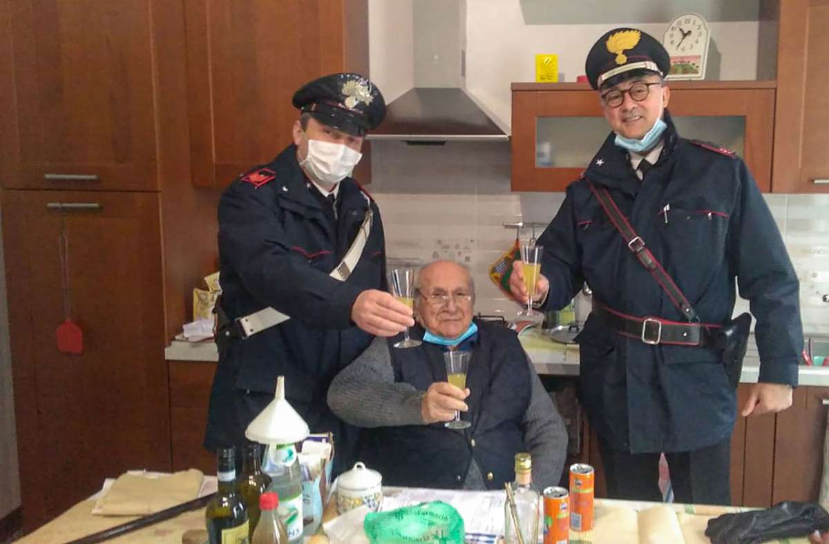 Allein an Weihnachten: 94-jähriger Italiener ruft die Polizei für Prosit