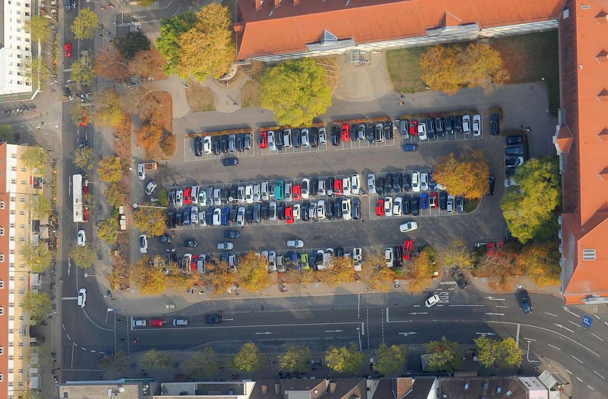 Der Arsenalplatz ist als Parkplatz sehr gefragt gewesen. Alternative Stellplätze werden derzeit in der Nähe gebaut. Foto: Archiv (Werner Kuhnle)