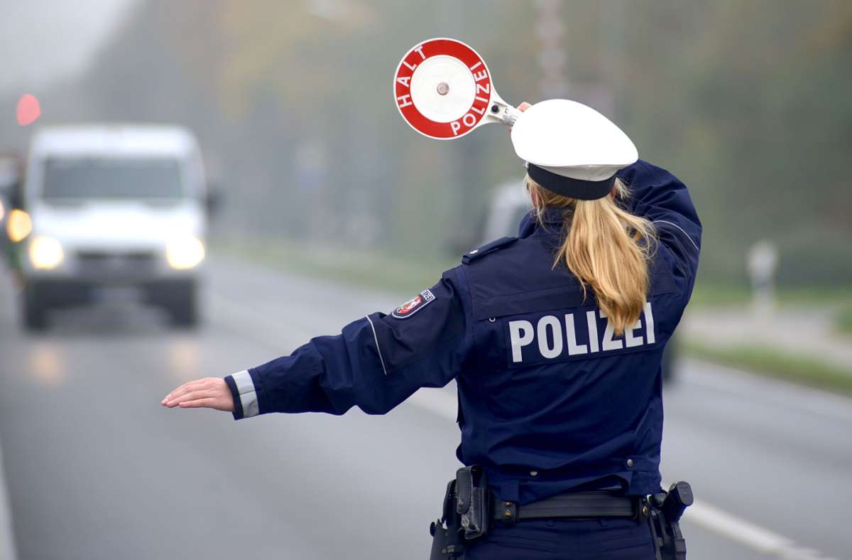 Verkehrskontrolle in Sulzbach an der Murr: 19-Jähriger filmt Polizeibeamte