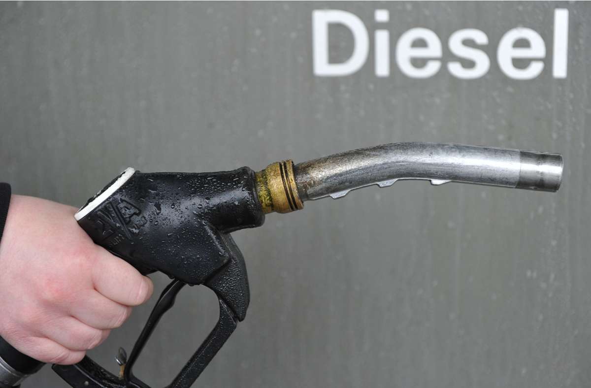 Teures Benzin: Spritpreise steigen  –  Diesel wieder über zwei Euro
