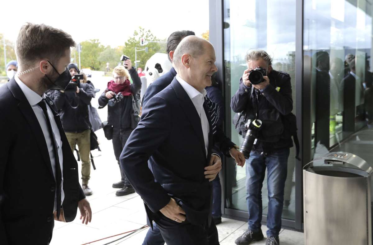 Olaf Scholz auf dem Weg zu den Koalitionsverhandlungen zwischen der SPD, den Grünen und der FDP. Foto: imago images/Jens Schicke
