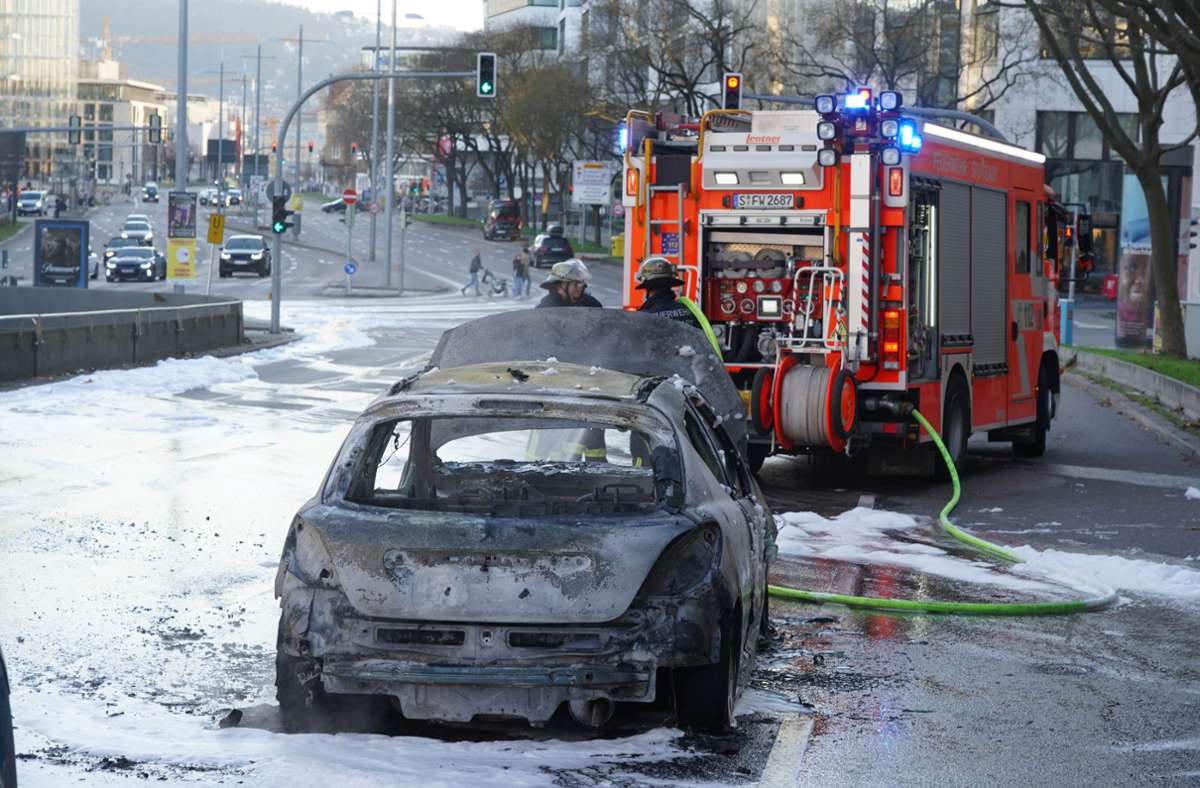 Nach Autobrand in Stuttgart: Heilbronner Straße ist beschädigt