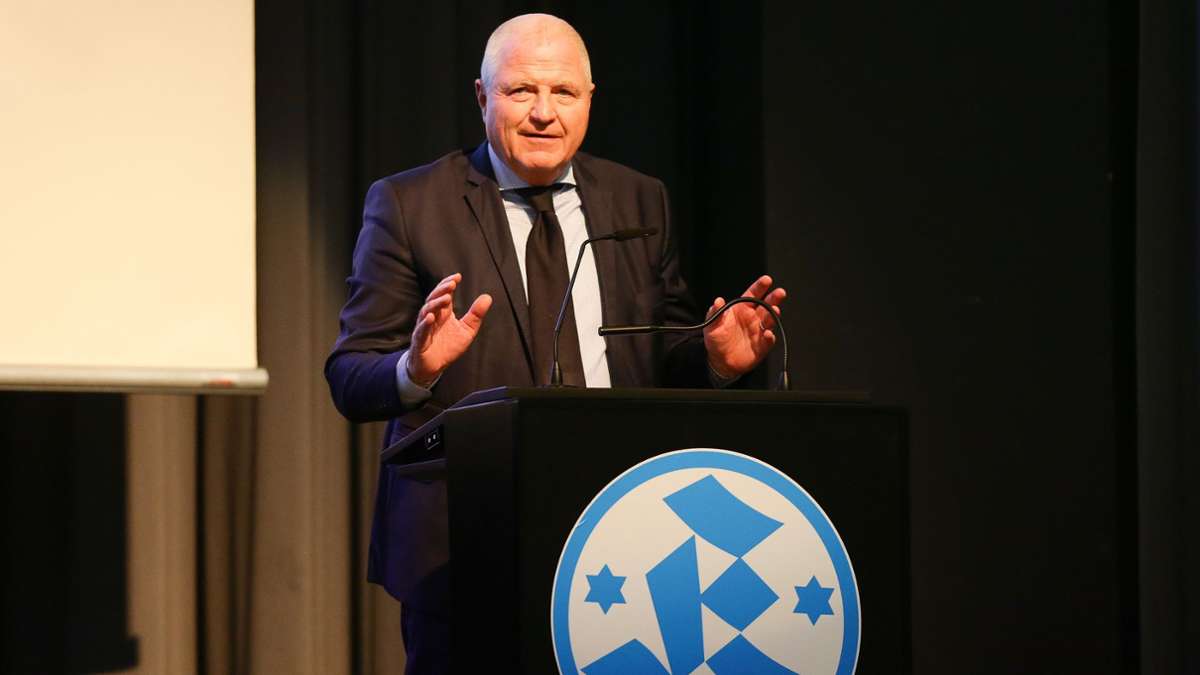 Kickers-Präsident Rainer Lorz bei seiner Rede, wir haben noch mehr Impressionen von der Mitgliederversammlung in der Bildergalerie.