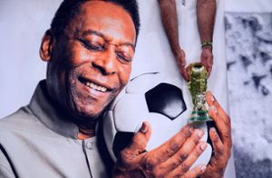 Pelé ist eine internationale Fußball-Ikone. Foto: dpa/Peter Byrne
