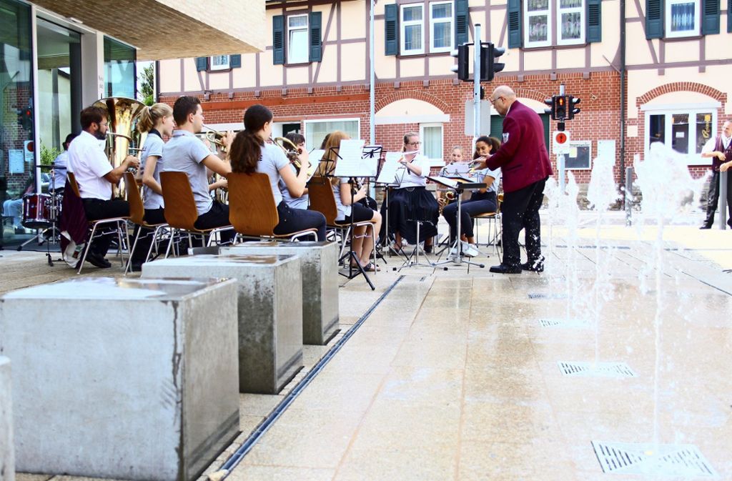 Neu gestalteter Marktplatz gebührend eingeweiht – Manche Kritiker ändern ihre Meinung: Baltmannsweiler feiert auf neuem Marktplatz