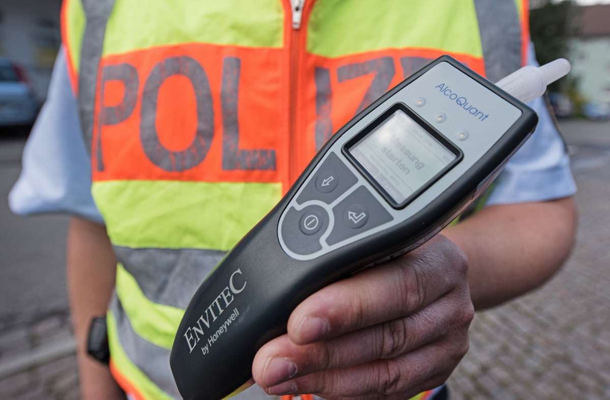 Verkehrsunfall in Kirchheim/Teck: Alkoholisierte Autofahrerin kracht in Leitplanke