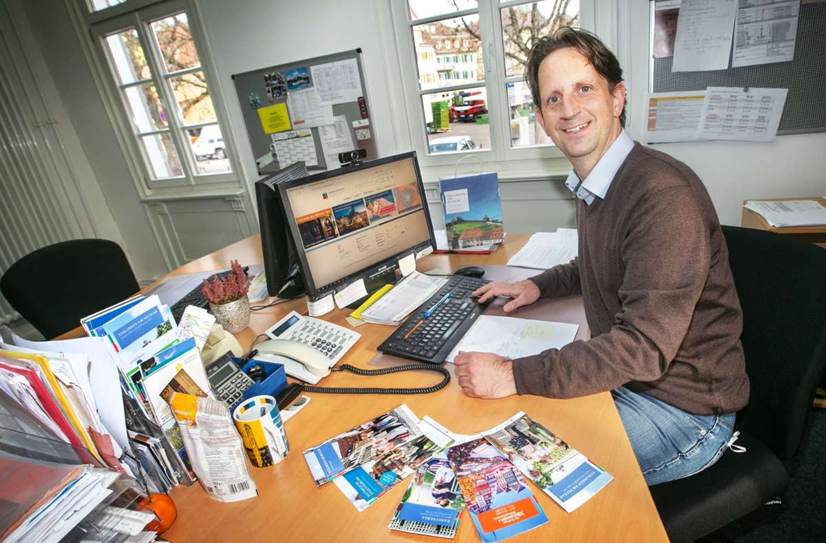 Michael Scheu ist Leiter Gruppen und Incoming des Esslinger Stadtmarketing und Tourismus (EST). Seinen Schreibtisch nennt er „Supervisor Maschinenraum“.