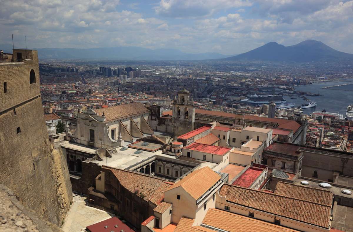 Blick auf Neapel, wo auch Elena Ferrantes neuer Roman spielt. In unserer Bildergalerie können Sie sich durch den Neapel-Kosmos der Autorin klicken.