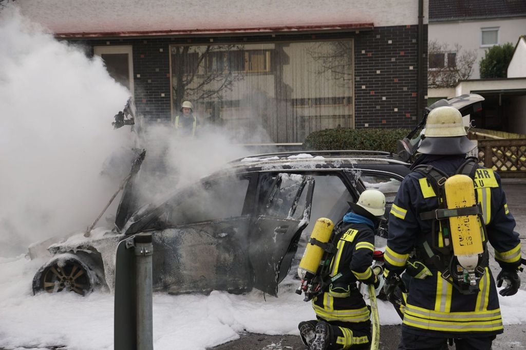 10.12.2019 In Deizisau ist ein Auto ausgebrannt. Die Olgastraße war deshalb gesperrt Foto: SDMG