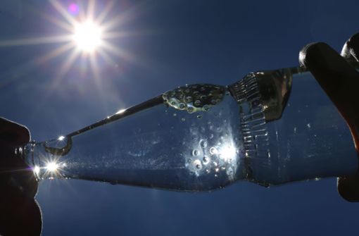 Wenn es heiß ist, setzten die meisten auf Mineralwasser. Foto: Karl-Josef Hildenbrand/dpa/Karl-Josef Hildenbrand