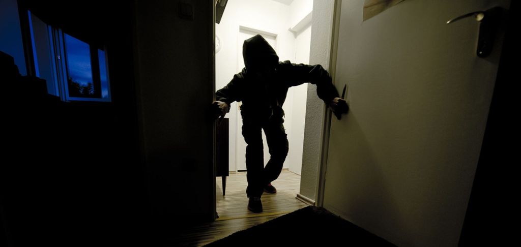 Der Polizeiposten Ostfildern hat die Ermittlungen aufgenommen: Hauseigentümer überrascht Einbrecher