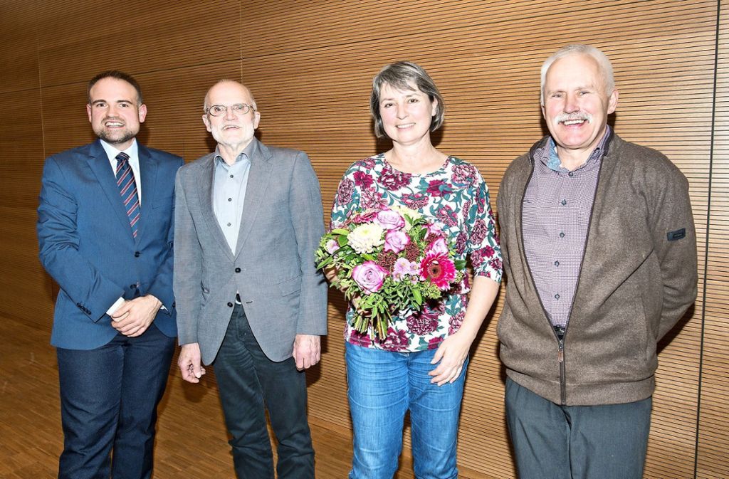 An die Gemeinderäte wurden Ehrennadeln des Gemeindetags Baden-Württemberg übergeben: Altbach: Langjährige Gemeinderäte geehrt