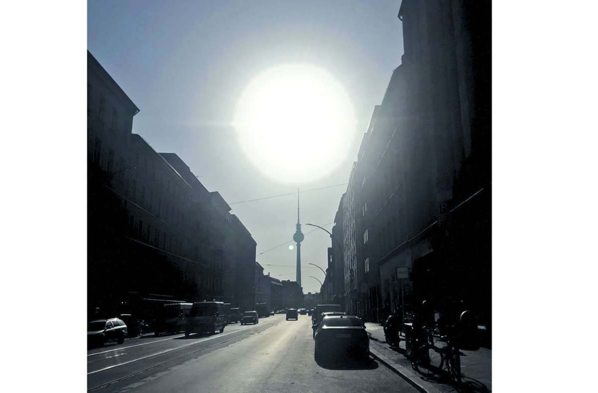 Zu den Dokumentarfotos darin gehört unter anderem auch das Bild „Supermond über Berlin-Mitte“.