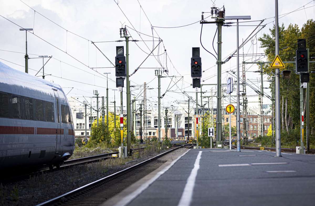 Störung bei der Deutschen Bahn: Sabotage war Grund für Zugausfälle