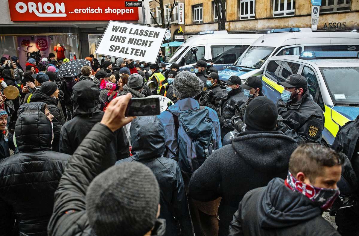 Proteste in Stuttgart: Aggressionen rund um große Coronademo