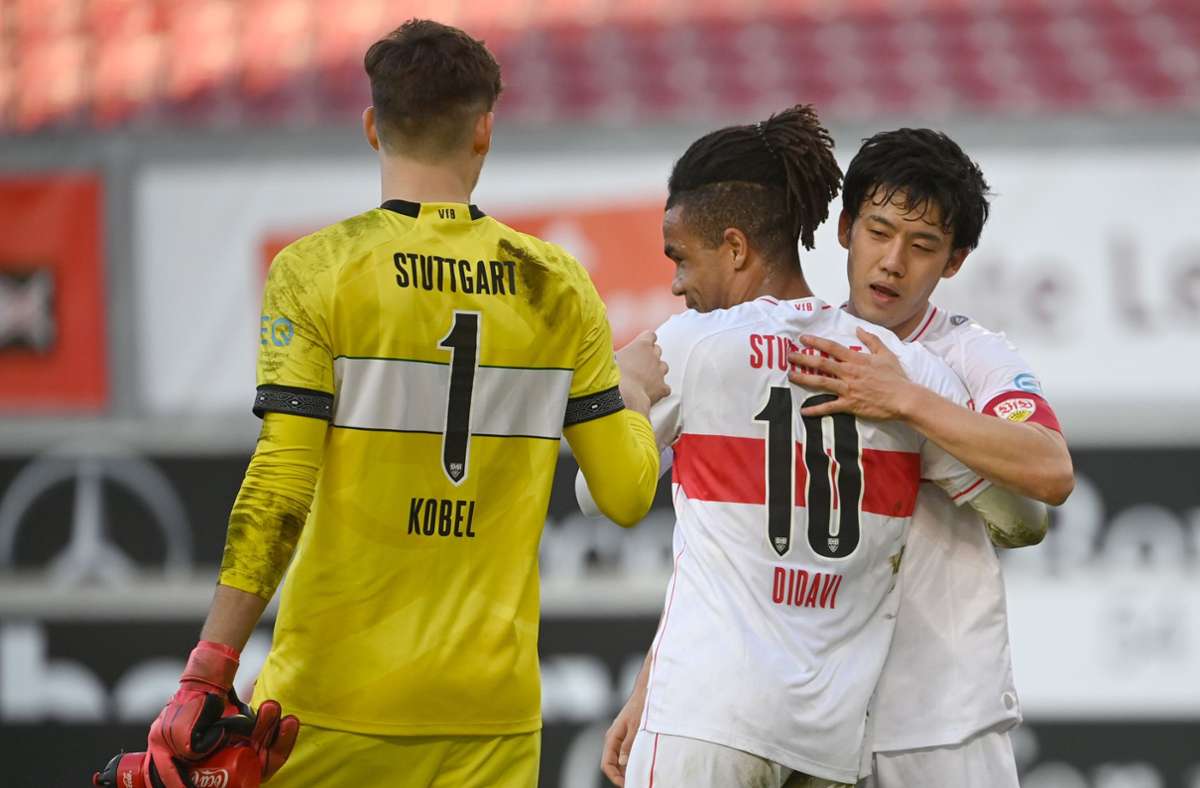 Gregor Kobel, Daniel Didavi und Wataru Endo (v.l.n.r.) vom VfB Stuttgart