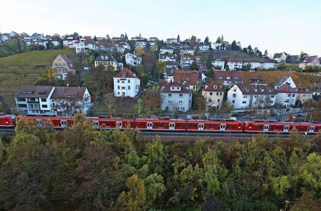 Gäubahn-Reisende werden jahrelang den Tiefbahnhof Stuttgart nicht direkt erreichen können: Kappung der Gäubahn unnötig?