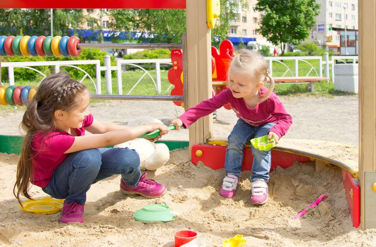 Elternratgeber – Kleinkind: Hilfe, mein Kind wird auf dem Spielplatz geärgert!