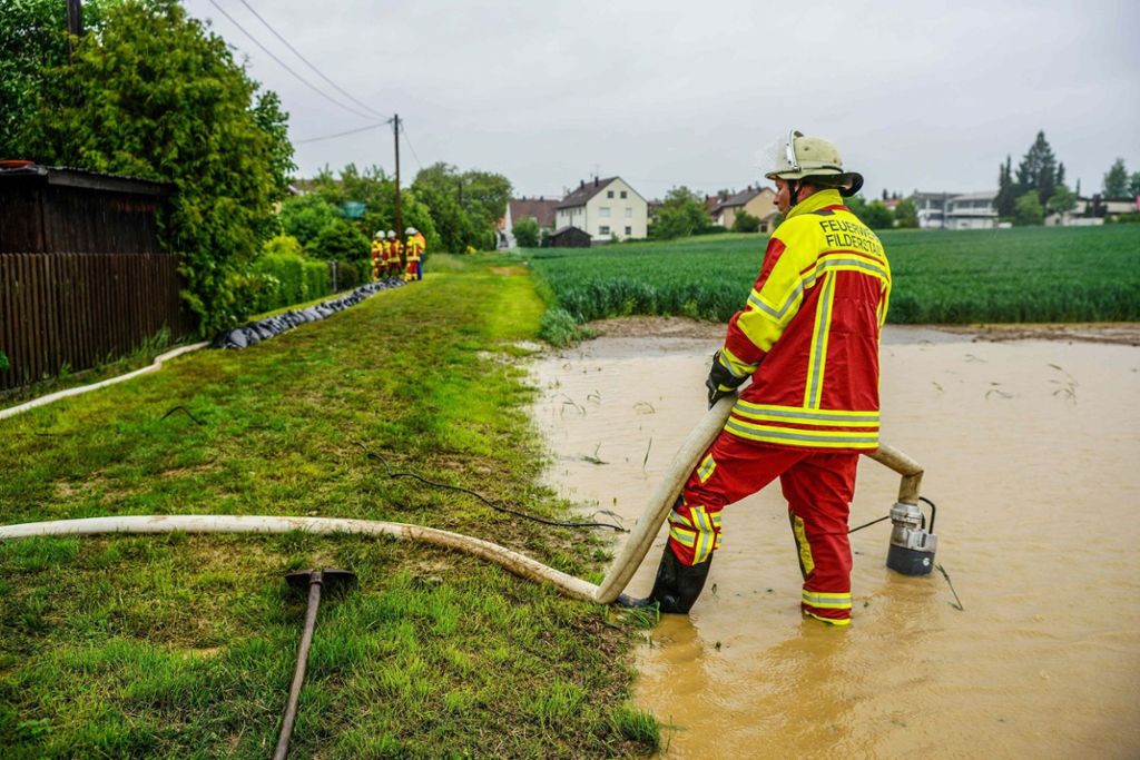 21.5.2019 Filderstadt-Bernhausen: Auf einem Feld hat sich ein See gebildet, einem Wohngebiet droht Überschwemmung.