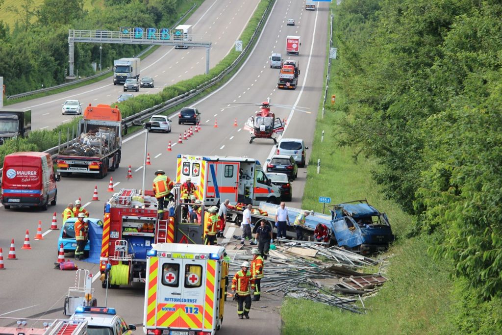 Beifahrer be Unfall auf A 81 getötet: Lkw überschlägt sich nach Reifen-Defekt