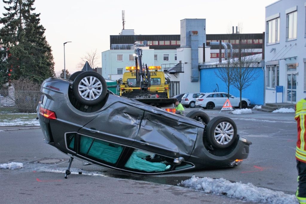 Ein Auto überschlägt sich - 80.000 Euro Schaden: Unfall mit zwei Fahrzeugen in Ostfildern-Kemnat