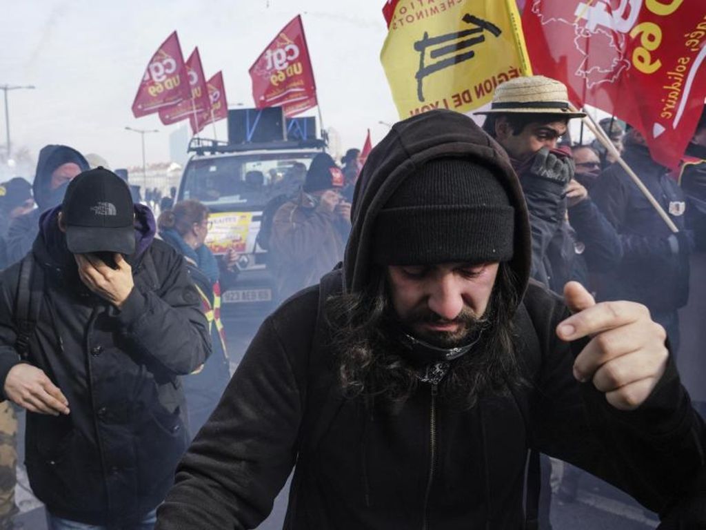 Im Tränengasnebel: Demonstranten während eines Protestes gegen die geplanten Rentenreformen in Frankreich. Foto: Laurent Cipriani/AP/dpa