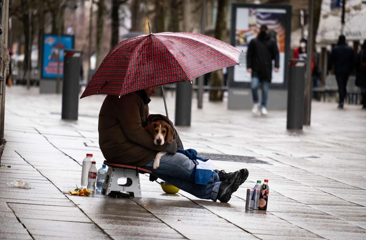 Armut in Stuttgart: Der Mann, der  50-Euro-Scheine an Bettler verteilt