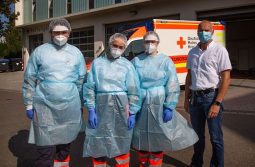Die Mitarbeiter des Deutschen Roten Kreuzes Patrick Kühbauch, Julia Emmert, Isabelle Schrubbe und Christian Knapp sind aufgrund der Corona-Pandemie mit Schutzausrüstung ausgestattet (von links). . Foto: Ines Rudel