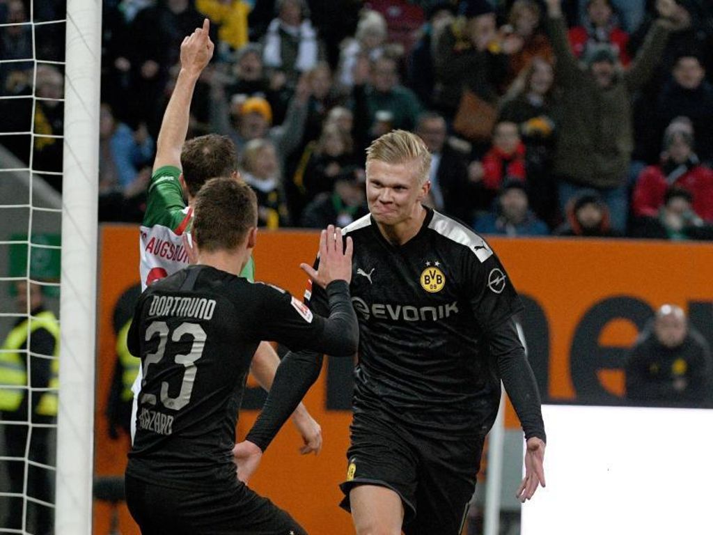 Dortmunds Torschütze Erling Haaland (r) erzielt in seinem Bundesliga-Debüt drei Tore. Foto: Stefan Puchner/dpa