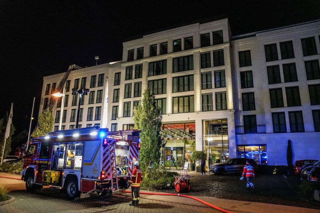 Brandgeruch im Hotel - Circa 200 Personen evakuiert: LE: Feuerwehreinsatz unterbricht Hochzeit