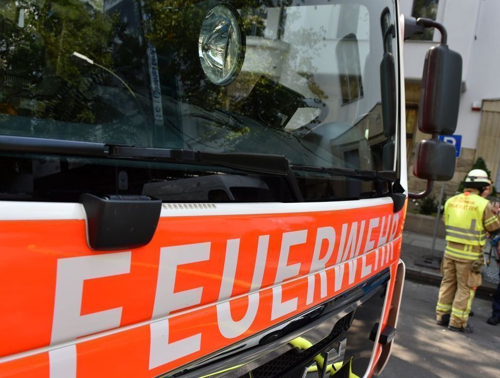 Rauchschwaden über Esslingen in der Hegensberger Straße: Auto in Brand geraten