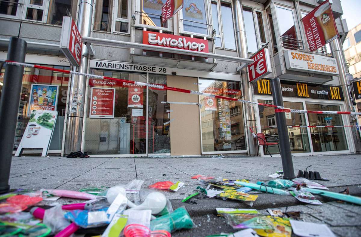 Krawallnacht in Stuttgart: Randalierer will Waffe stehlen
