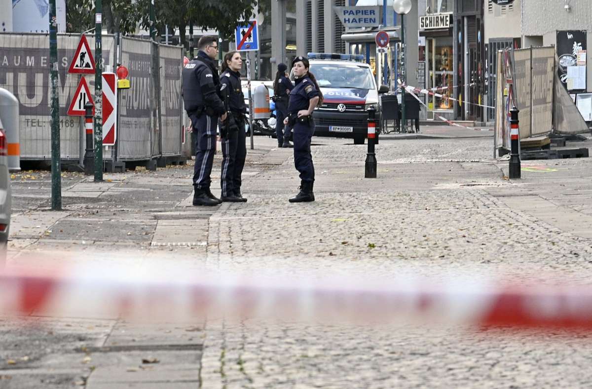 Bewaffnete Polizisten stehen Wache im Stadtzentrum Wiens.
