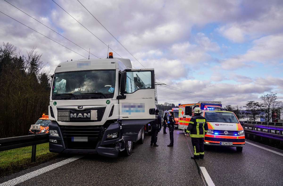 Bewusstloser Fahrer auf B10 bei  Plochingen: Lkw prallt   gegen Leitplanke