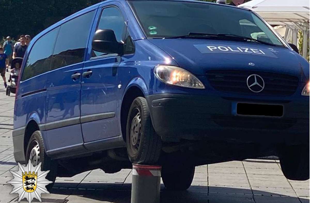 Missgeschick in Stuttgart: Poller bockt Polizeiauto an der Königstraße auf