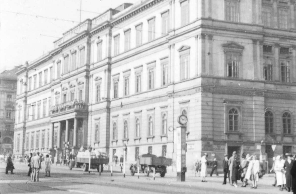 Kronprinzenpalais 1942 und danach: Könnte der Schlossplatz heute schöner sein?