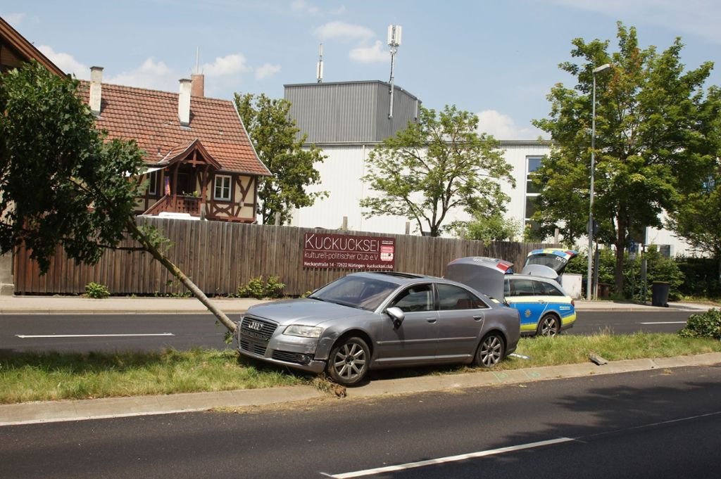 17.7.2019: Ein Audi kommt in Nürtingen von der Fahrbahn ab und bleibt auf dem Mittelstreifen stehen.