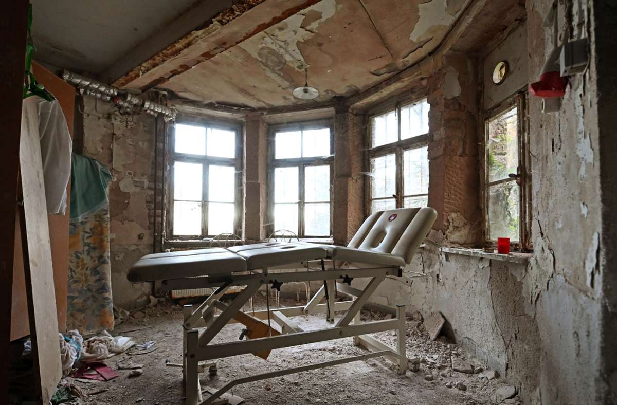 In einem Raum des ehemaligen Grandhotel Waldlust, das zu den sogenannten Lost Places gehört, steht eine Massageliege.