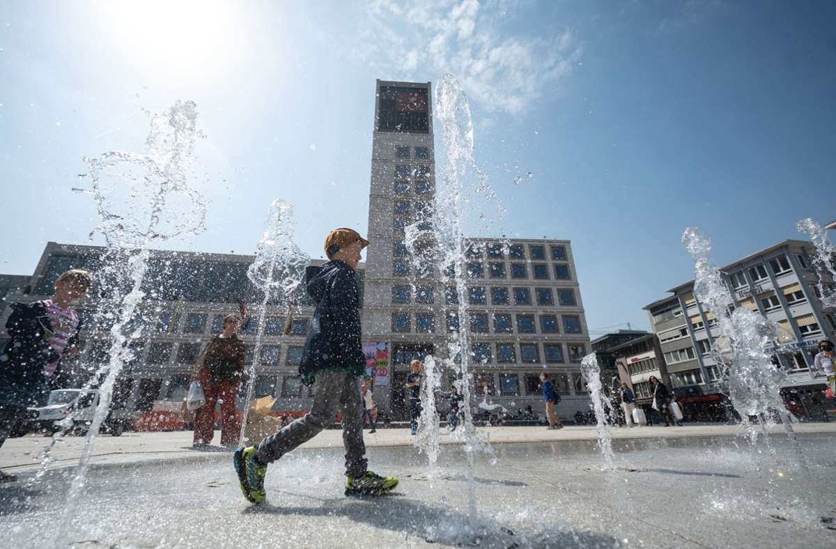 Neuer Blickfang in Stuttgart: Wasserspiele sprudeln jetzt vor dem Rathaus