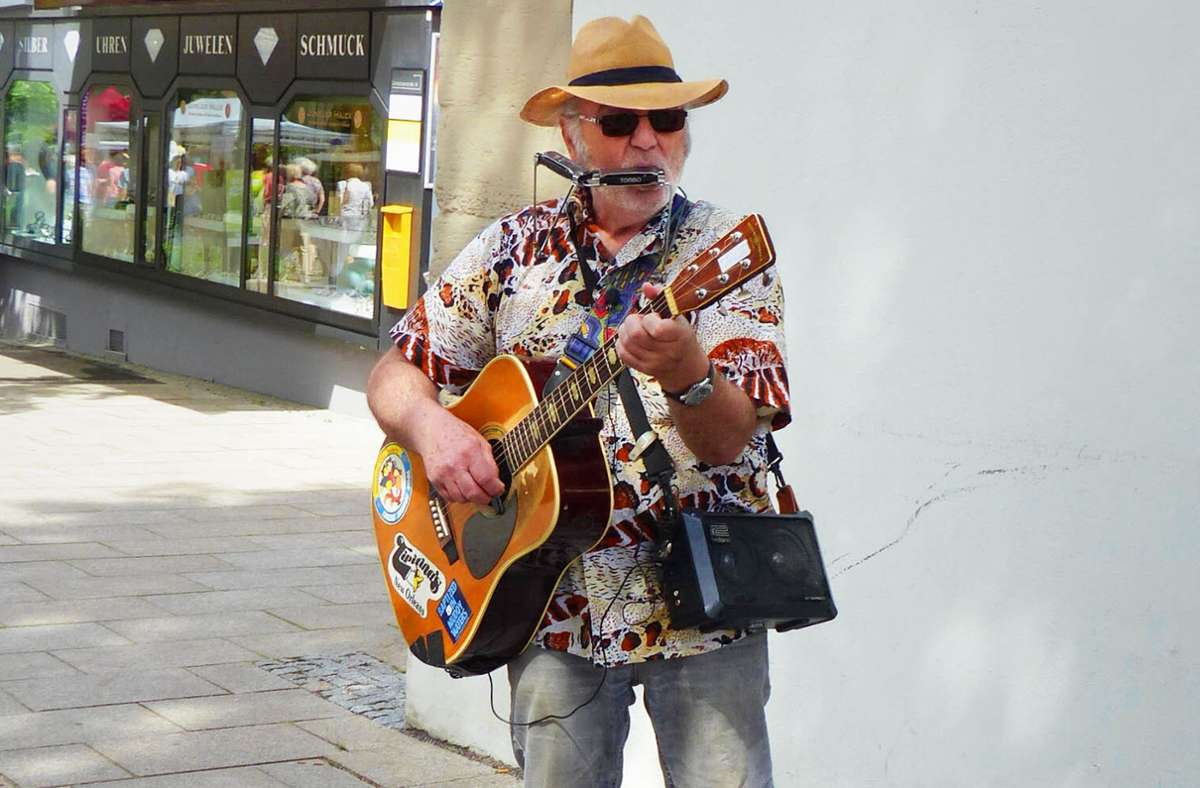 Ein Straßenmusiker  in Fellbach Foto: Michael Käfer