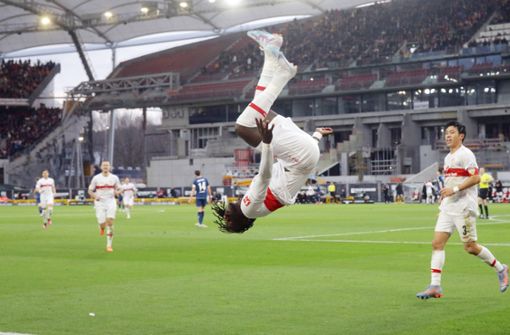 Tanguy Coulibaly schießt für den VfB das 3:0 und jubelt. Foto: IMAGO/Pressefoto Baumann/IMAGO/Hansjürgen Britsch