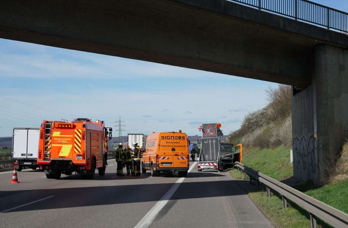 Über den genauen Unfallhergang konnte eine Sprecherin des zuständigen Polizeireviers in Ulm am Mittag noch keine Angaben machen.