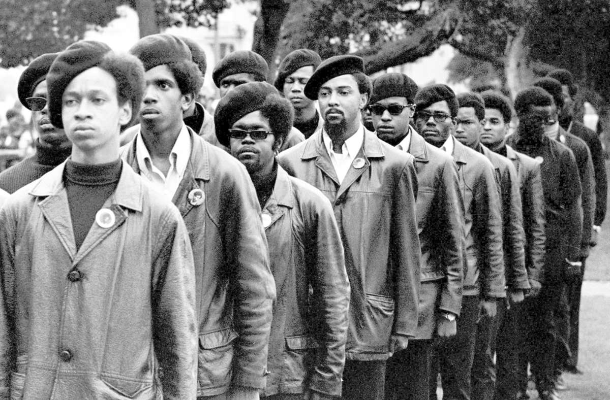 Sie waren jung, schwarz und das brutale Geschubstwerden leid: die Mitglieder der in Oakland gegründeten  Black Panthers